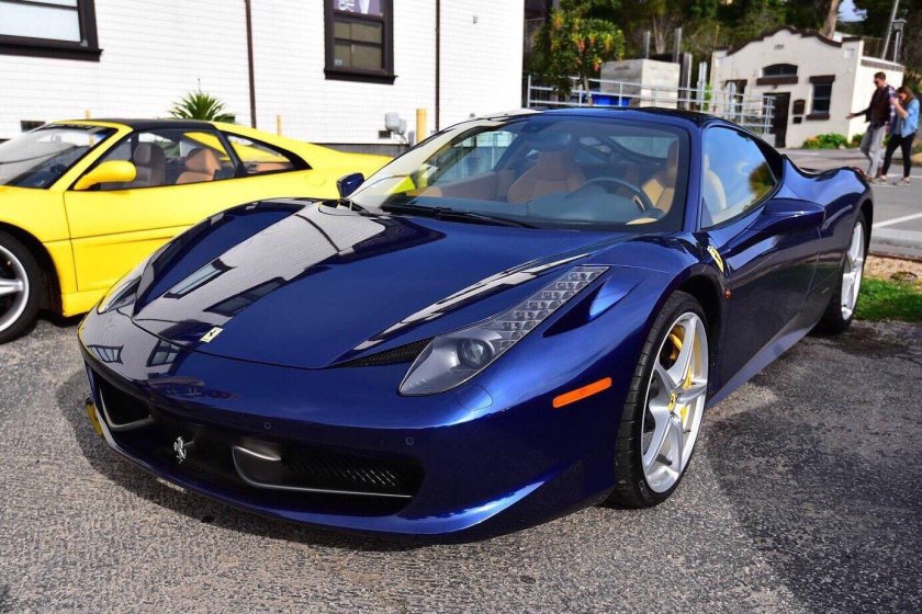 Голубая Ferrari 458 Italia