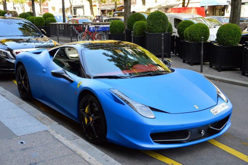 Голубая Ferrari 458 Italia