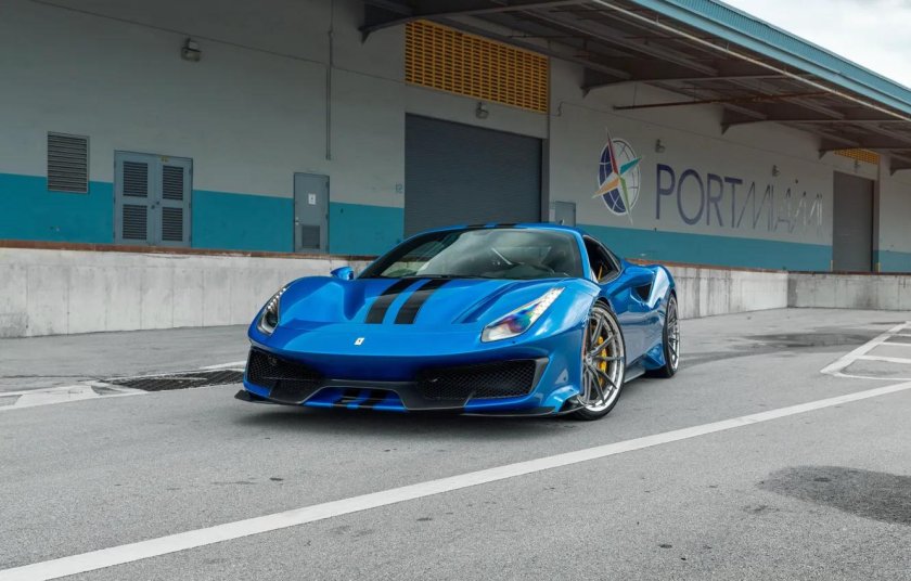 Голубая Ferrari 488 pista