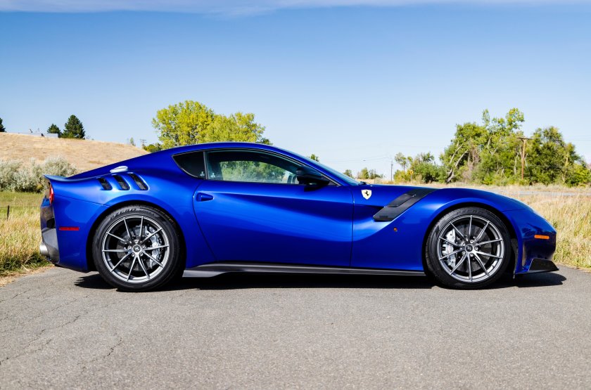 Ferrari f12 Berlinetta синяя