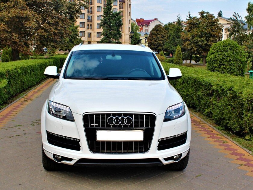 Машина Audi q7