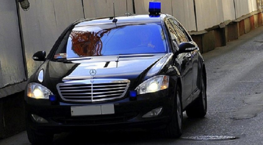 221 Мерседес с мигалкой