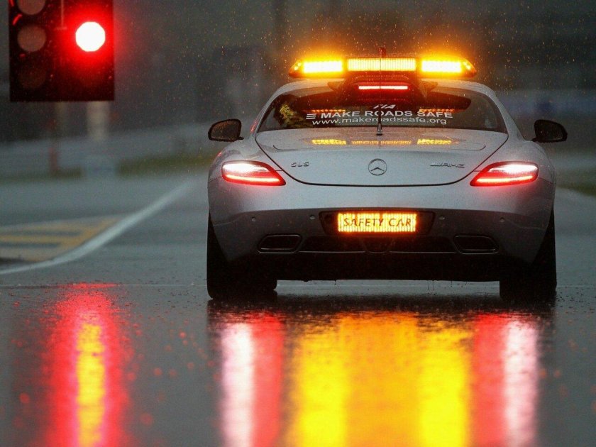 Желтый маячок на автомобиле