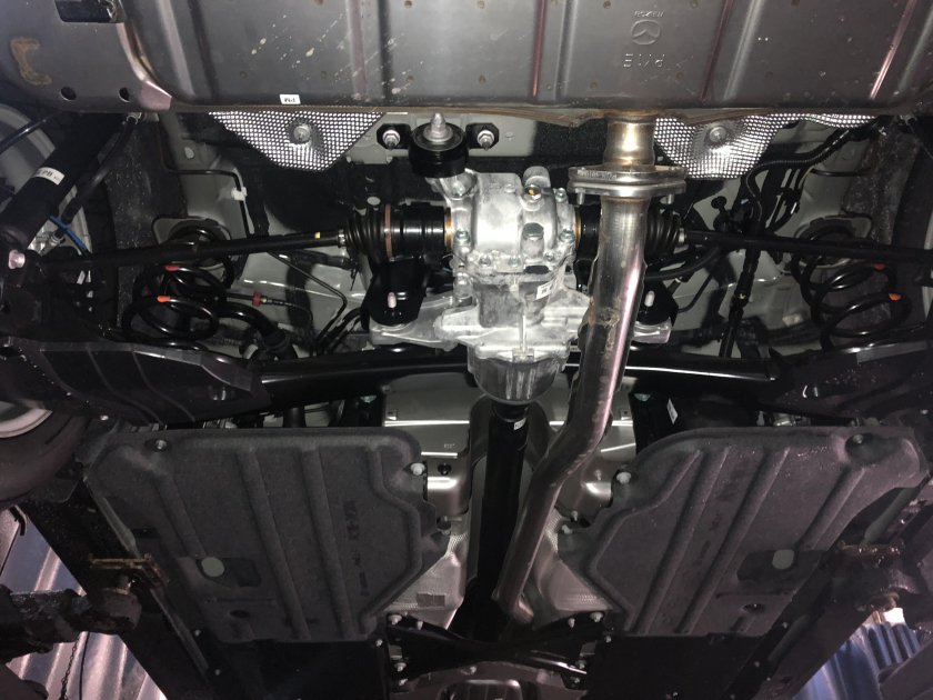 Мазда 3 снизу