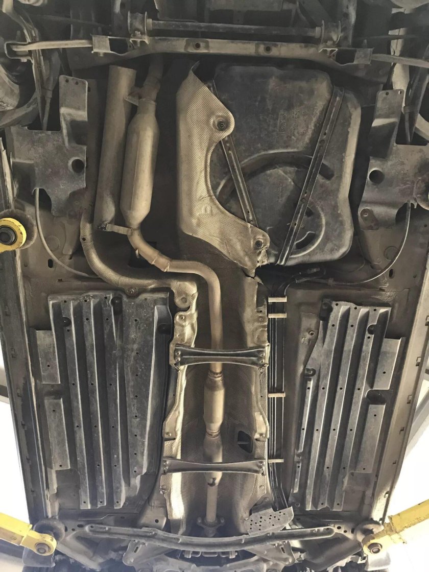 Выхлоп снизу Мазда 3 БК