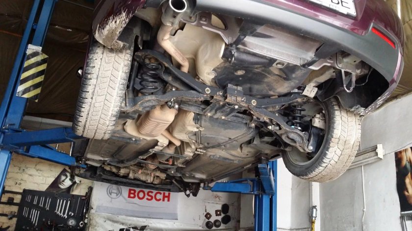 Выхлоп снизу Мазда 3 БК