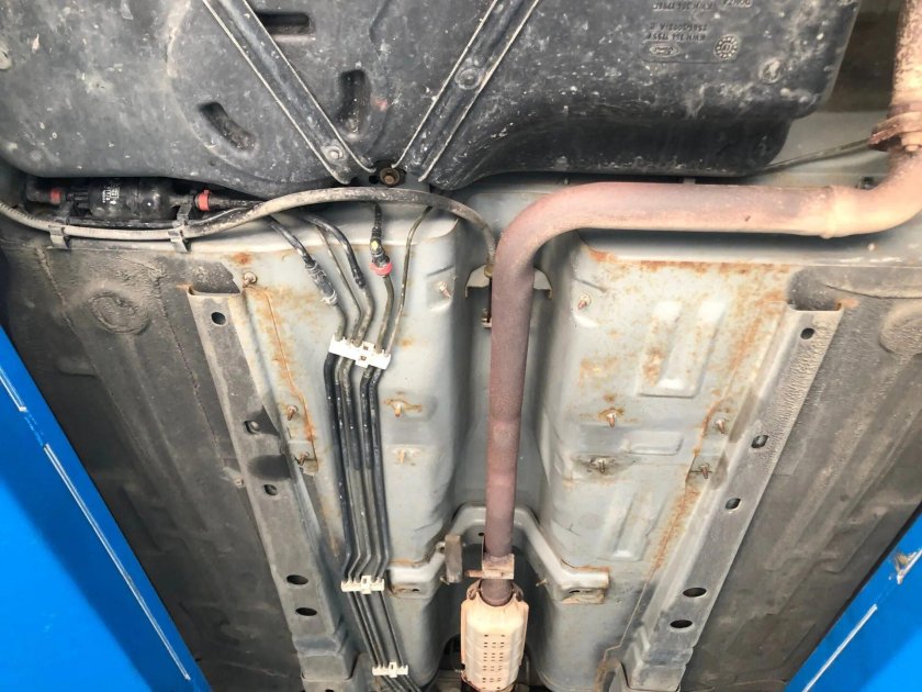 Мазда Демио днище