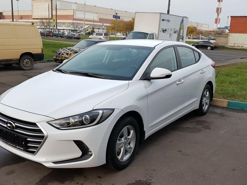 Хендай Элантра 2018 белая