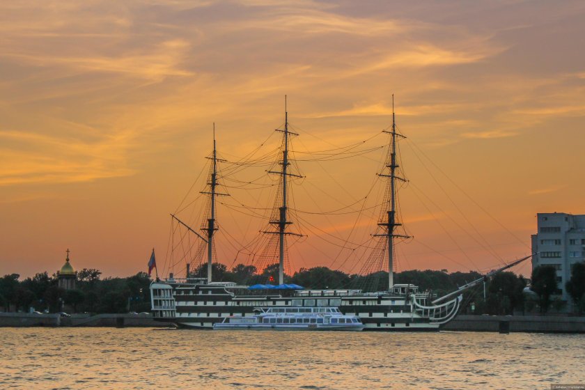 Фрегат Благодать Санкт-Петербург лето