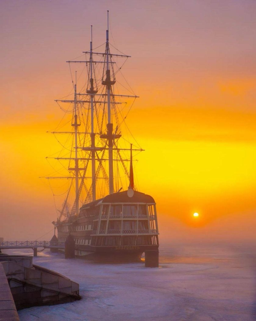 Петровская набережная Фрегат Благодать