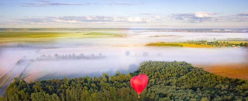 Дымка тумана сползала в овраг
