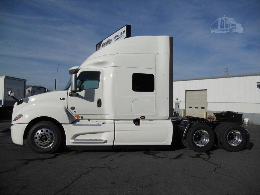 Американский тягач вид сбоку