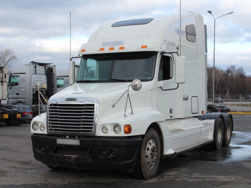 Тягач freightliner