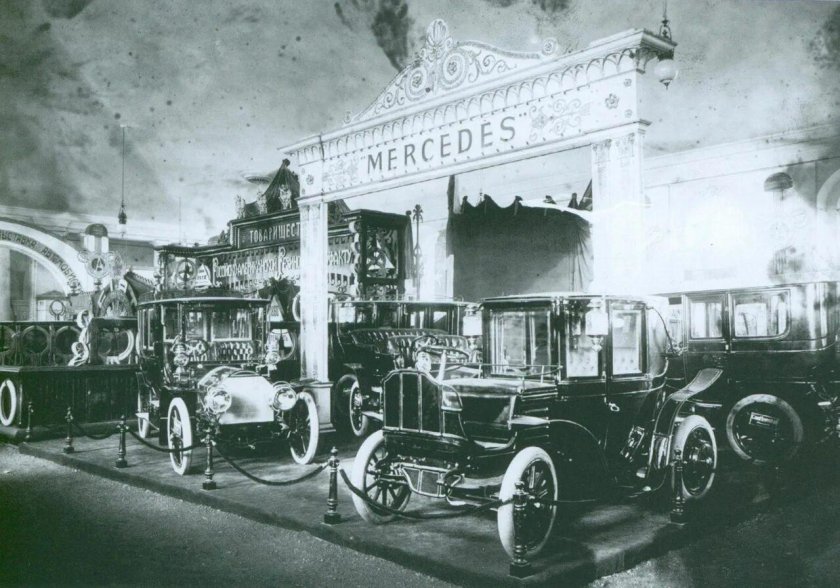 Выставка автомобилей Михайловскому замка