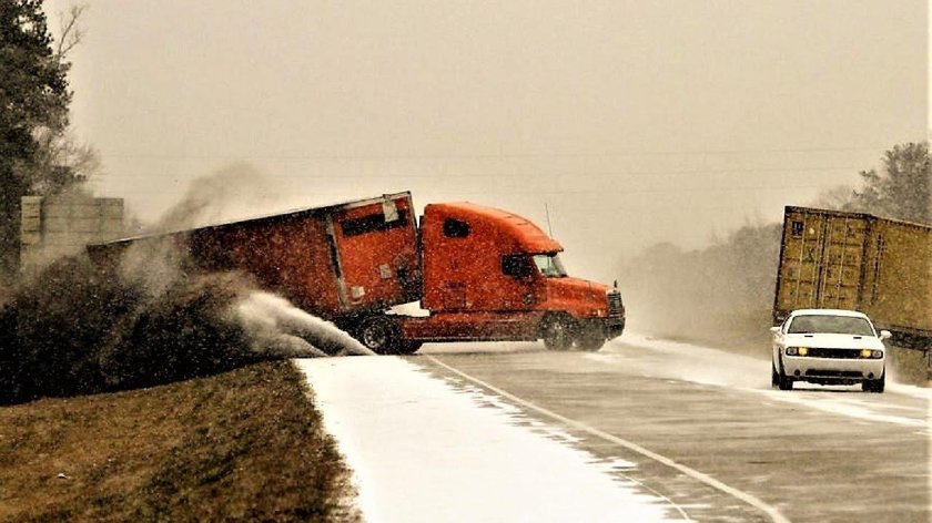 КАМАЗ на зимней трассе