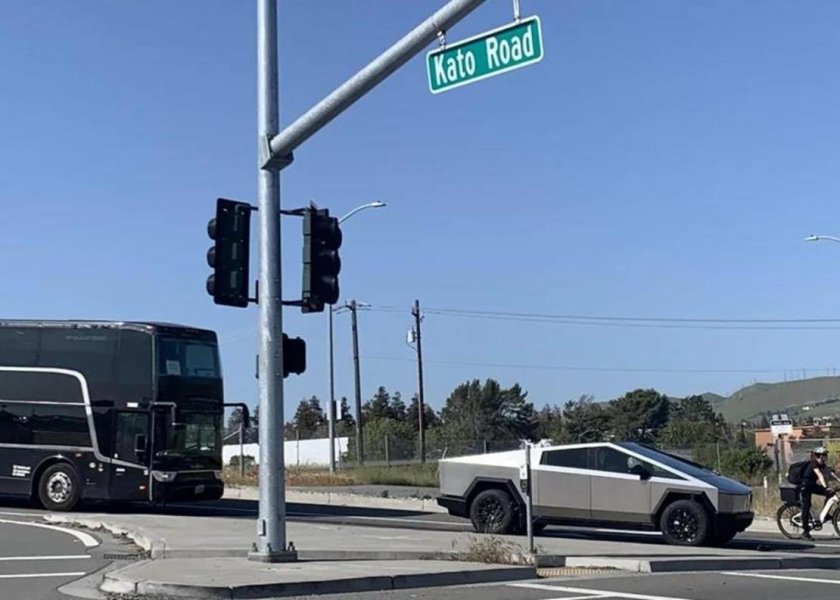 Машина на дороге