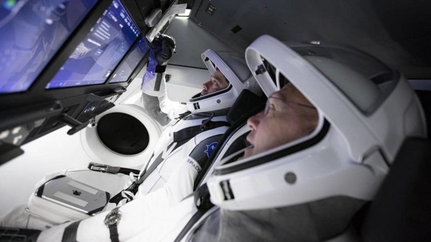 SPACEX Dragon 2 внутри
