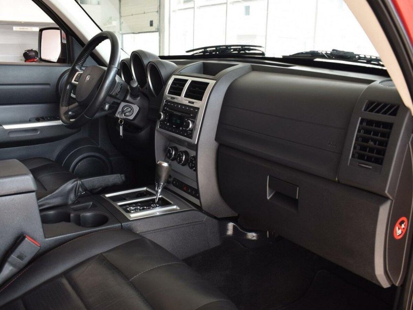 Dodge Nitro 2008 салон