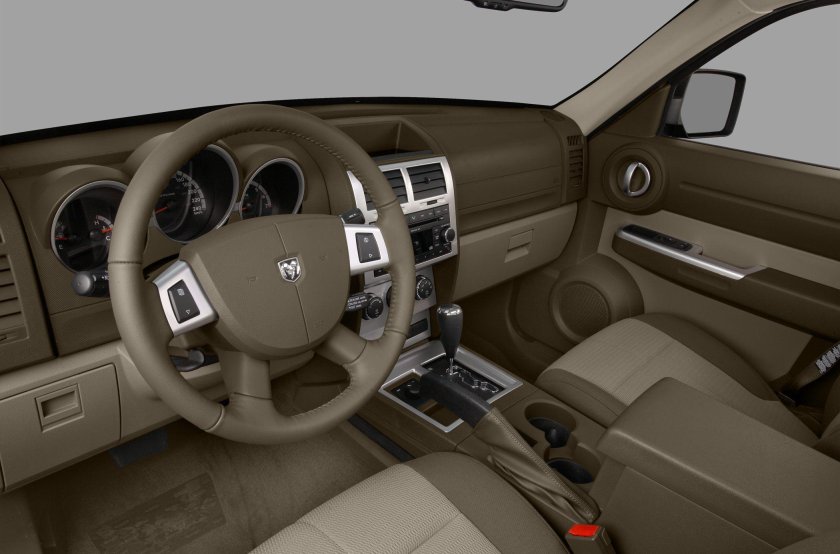 Dodge Nitro салон