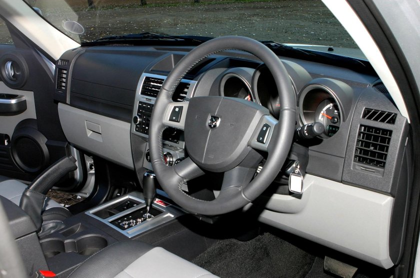 Додж нитро 2007 салон