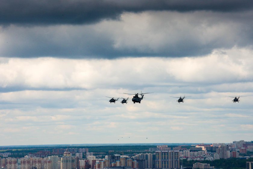 Над городом вертолет Россия