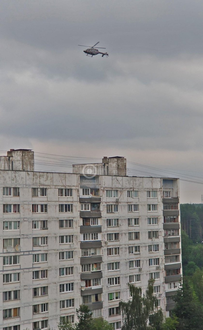 Вертолет над домом