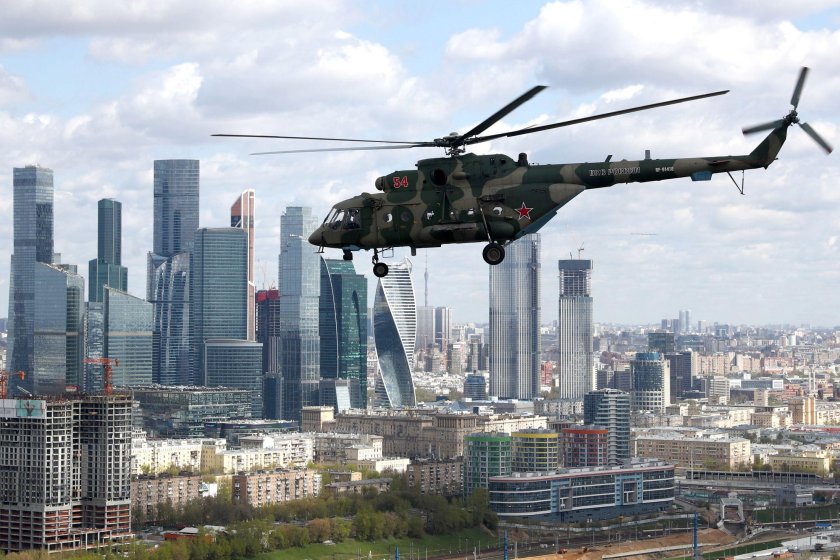 Вертолет над Москвой