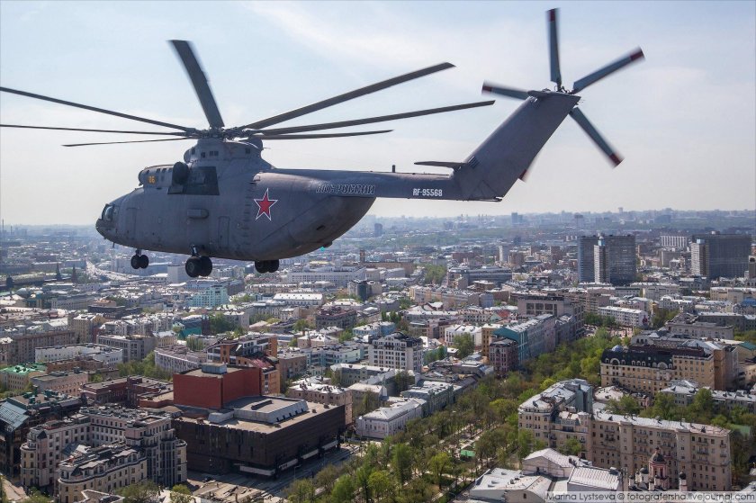 Вертолет над Москвой