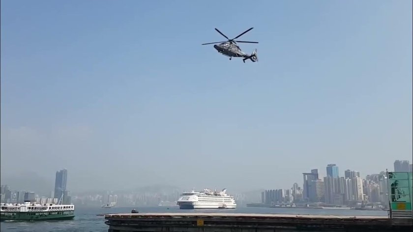 Вертолет взлетает