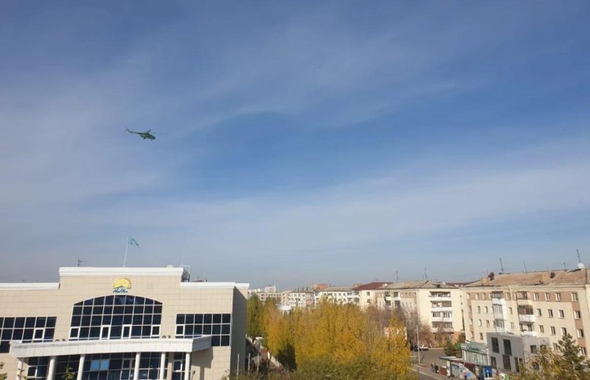 Вертолет над Краснодаром желто-синий