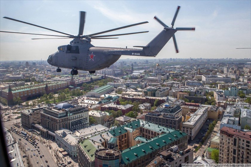 Вертолет над Москвой