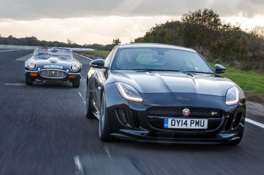 Авто Ягуар на фоне серых облаков фото