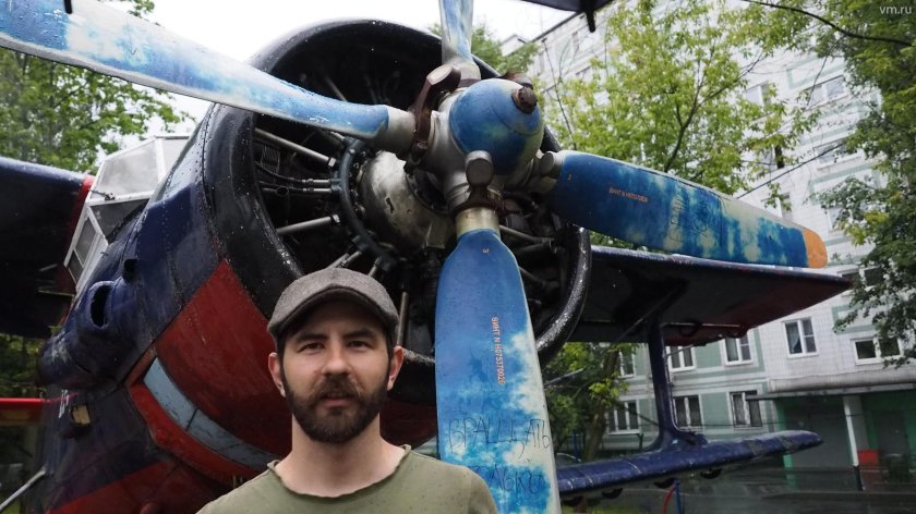 Самолет во дворе