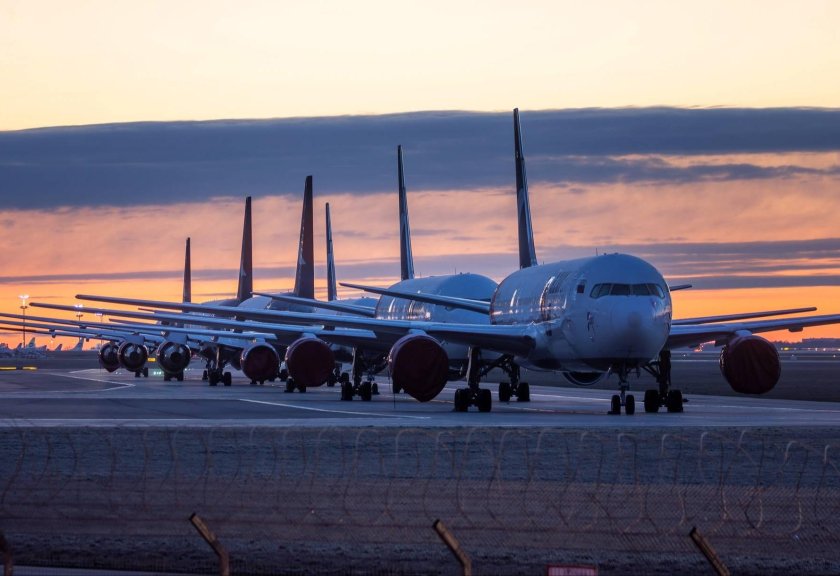 Самолет и аэропорт