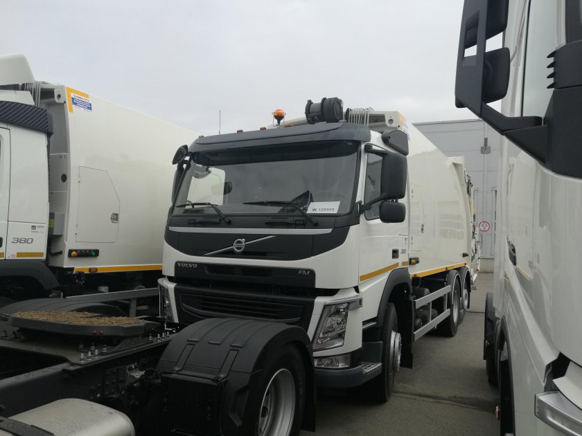 Мусоровоз Вольво с задней загрузкой