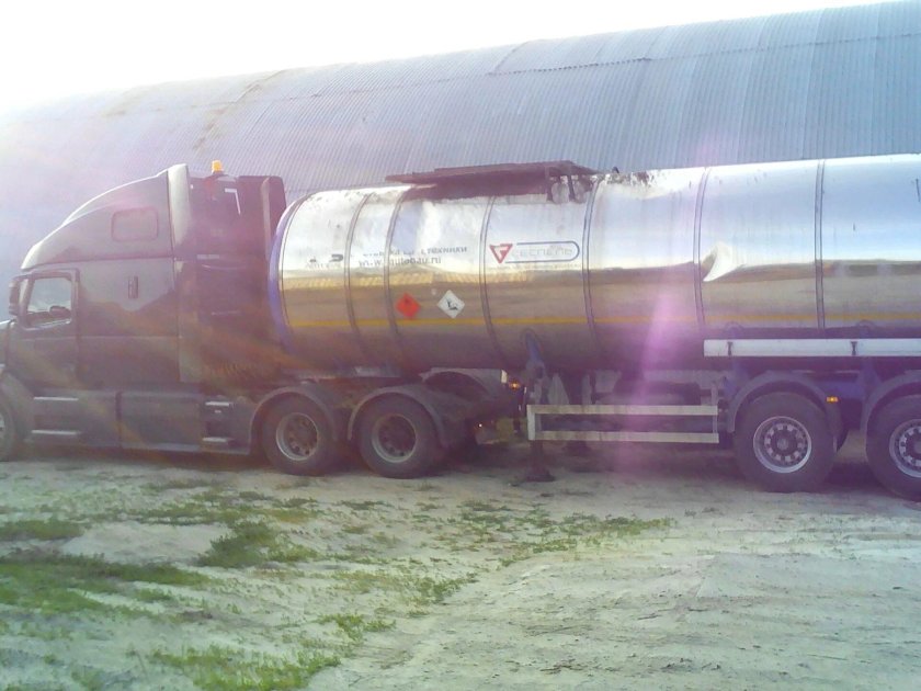 Volvo VNL бензовоз