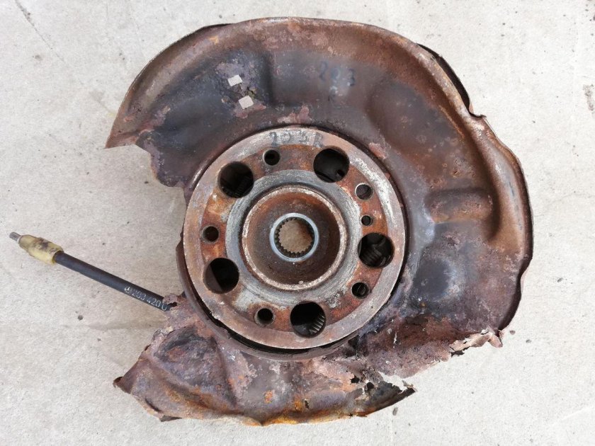 Кулак задний правый Mercedes w203