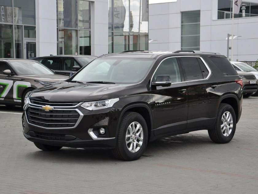 Chevrolet Travers черный цвет