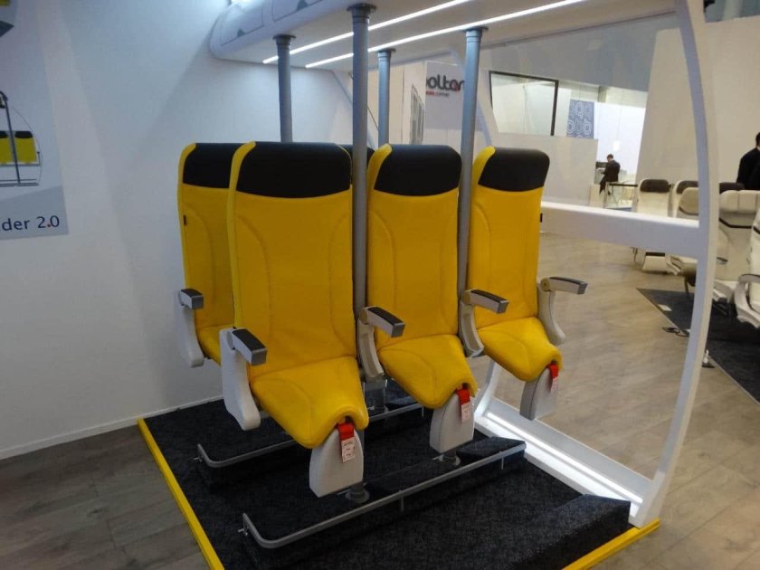 Стоячие кресла в самолете