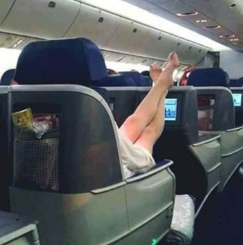 Ноги в самолете