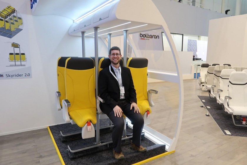 Стоячие кресла в самолете