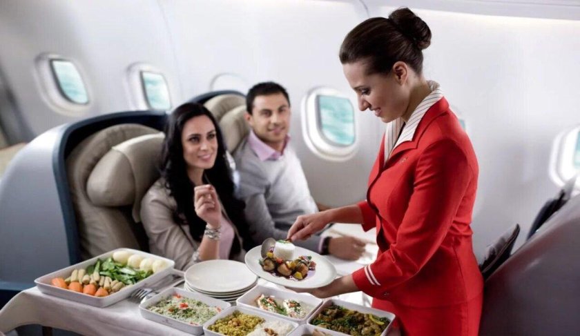 Стюардесса с едой