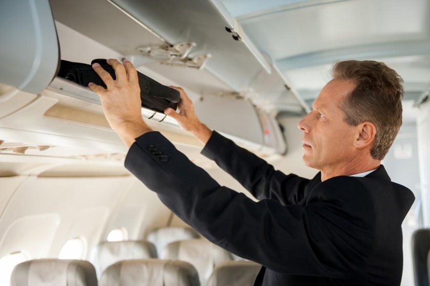 Деловой человек в самолете