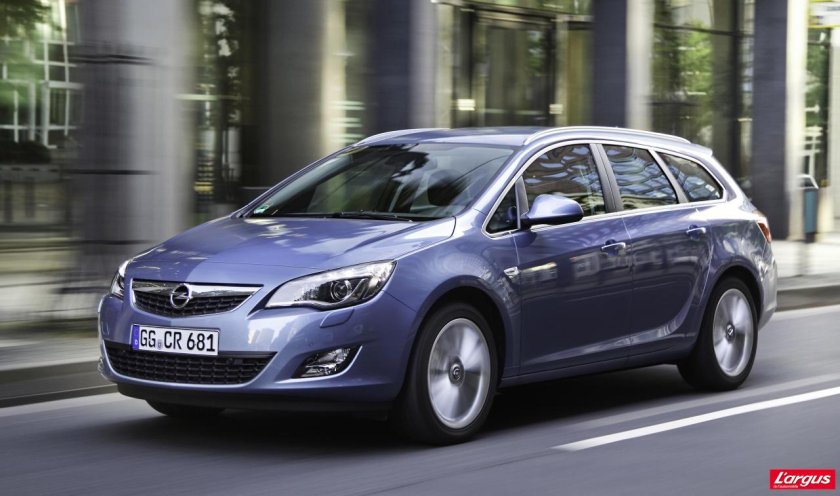 Opel Astra Sports Tourer 2012
