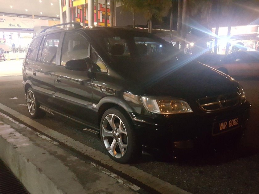 Мазда МПВ тонированная в круг