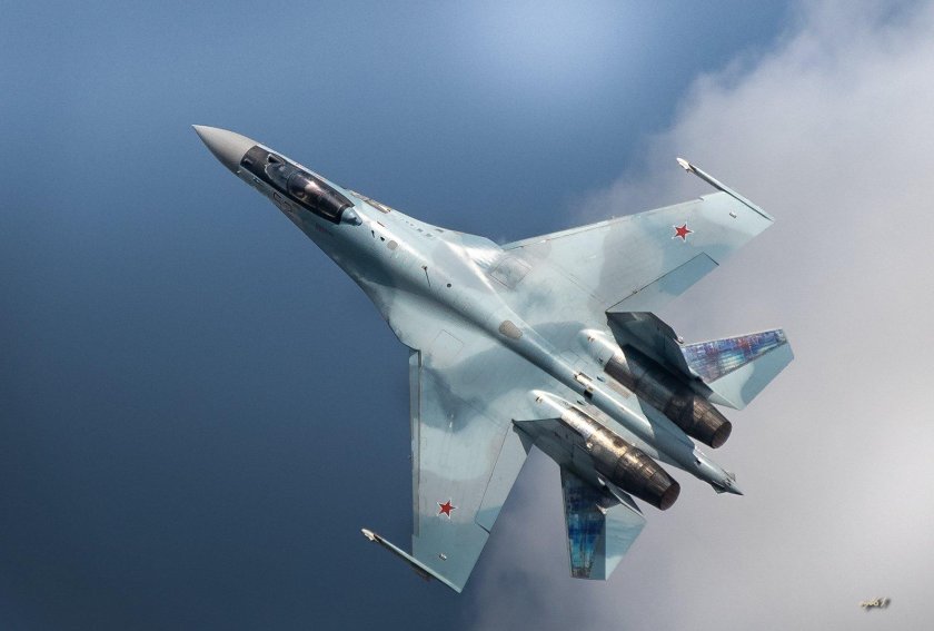 1977 — Первый полёт советского истребителя четвёртого поколения Су-27.