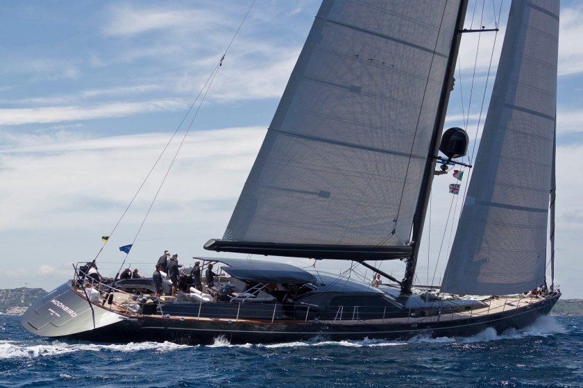 Парусная яхта Moonbird