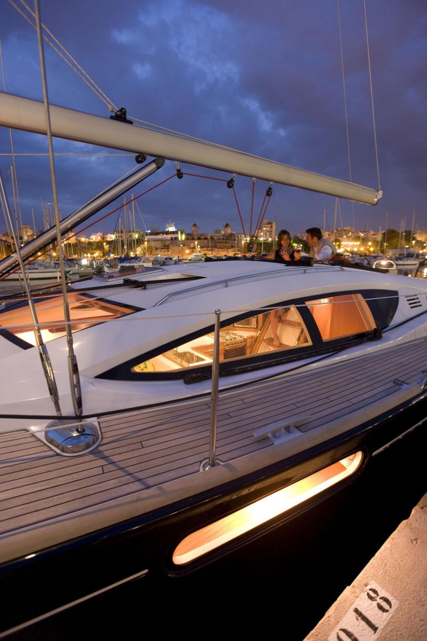 Яхта Jeanneau