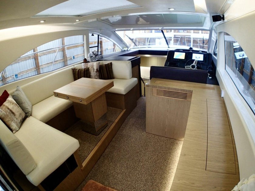 Моторная яхта