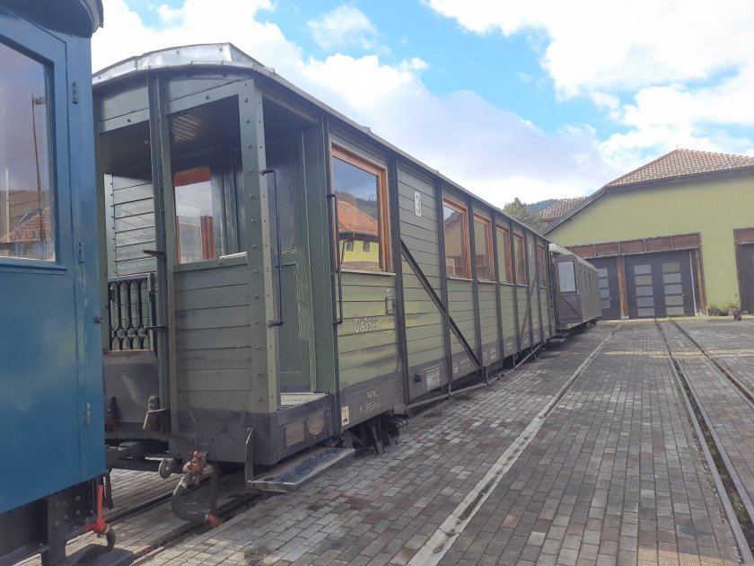 Узкоколейные вагоны в профиль